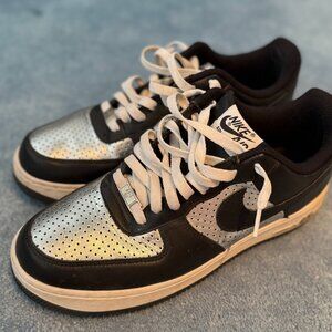 Nike Air Force 1 Low ‘07 Metallic Silver Black – Men’s 9.5 (Vintage 2009)